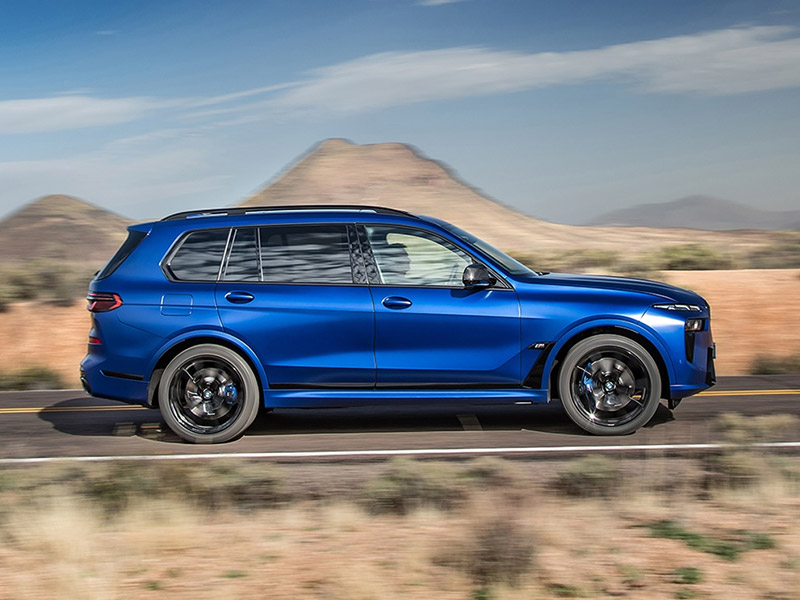 Blauwe auto op de weg